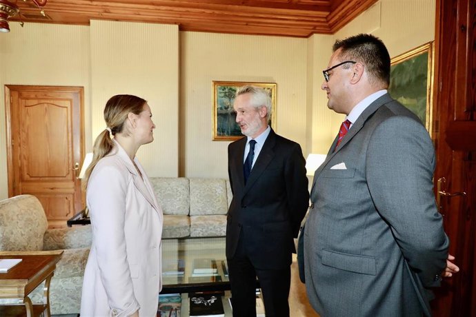 La presidenta del Govern, Marga Prohens, el director general de Atresmedia Radio, Ramón Osorio, y el director regional en Baleares, Juan Carlos Enrique.