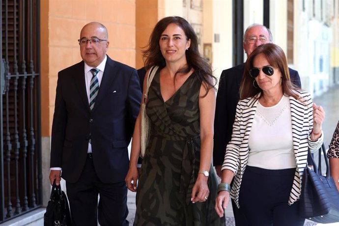 Archivo - La portavoz de Vox en el Parlament, Idoia Ribas (c), junto a otros representantes del partido, llegando al Parlament.