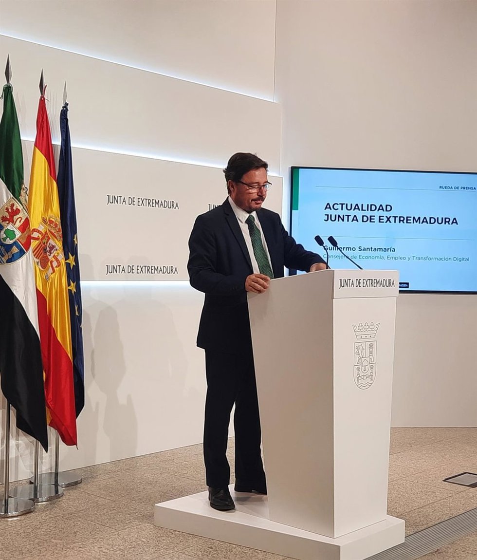 El consejero de Economía, Empleo y Transformación Digital, Guillermo Santamaría, en rueda de prensa para informar sobre el estado del proyecto del centro logístico de Amazon en Badajoz