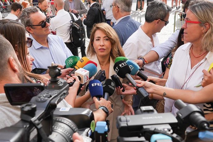 La ministra de Transportes, Movilidad y Agenda Urbana en funciones, Raquel Sánchez, atiende a los medios en Sevilla.