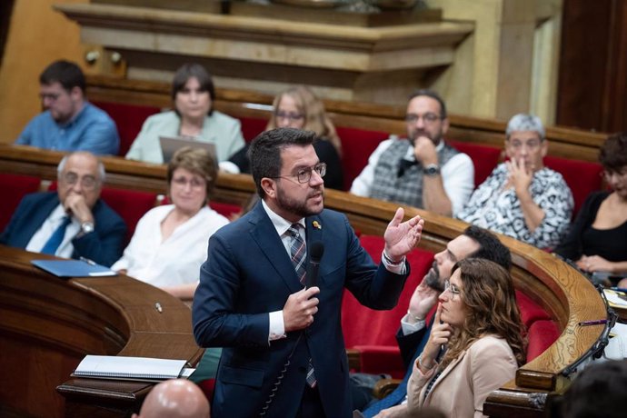 El presidente de la Generalitat de Catalunya, Pere Aragons, interviene durante una sesión plenaria en el Parlament, a 4 de octubre de 2023, en Barcelona, Catalunya (España). El pleno del Parlament vota hoy si sigue adelante con la tramitación del proye