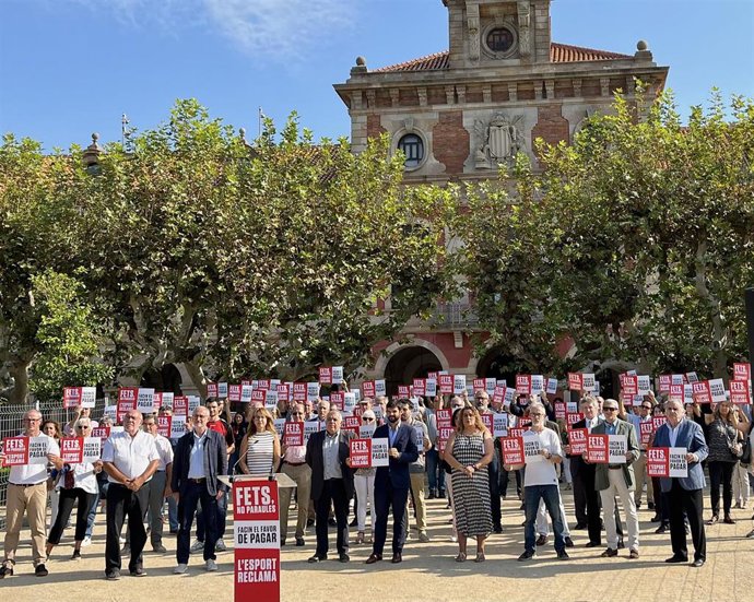 Directivos y representantes de la Unió de Federacions Esportives de Catalunya (UFEC) y la Unió de Consells Esportius de Catalunya (UCEC) frente al Parlament