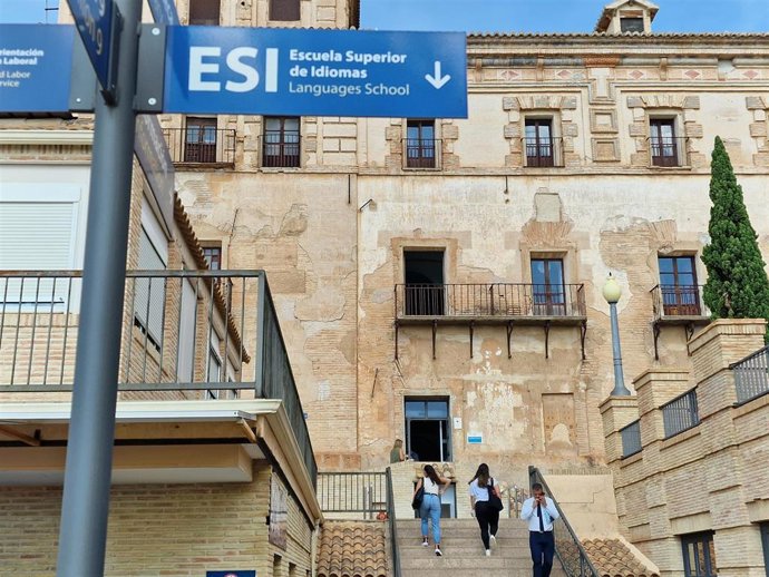 Cartel que señala la ESI en el Campus de Los Jerónimos