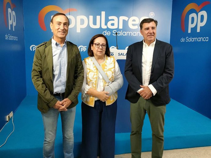 Los diputados del PP por Salamanca, Pedro Samuel Martín, María Jesíus Moro y José Antonio Bermúdez de Castro, de izquierda a derecha, en la sede del PP de Salamanca