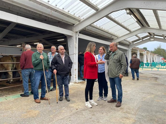 Los diputados Cristina Vega y Luis Venta (PP) visitan la feria ganadera de San Francisco en Tineo.