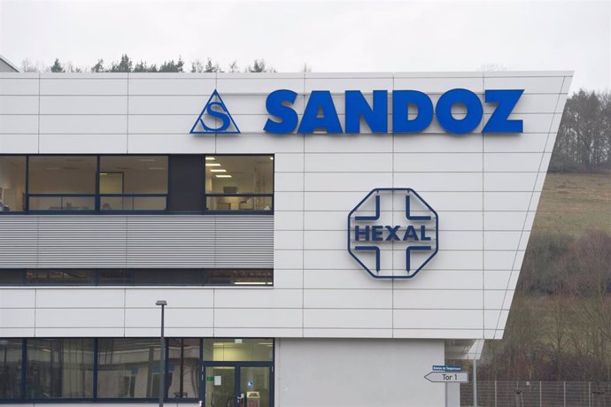 Archivo - FILED - 11 January 2016, Thuringia, Rudolstadt: A view of the company grounds of the pharmaceutical company Sandoz Aeropharm in Rudolstadt. Sandoz, a unit of Swiss biopharmaceutical major Novartis, said on Monday that it has completed acquiring 