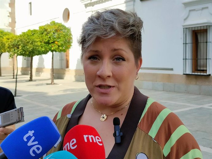 La portavoz del PSOE, Soraya Vega, atiende a los medios en el patio exterior de la Asamblea.