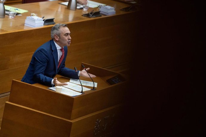 Archivo - Miguel Barrachina interviene durante el pleno de Les Corts