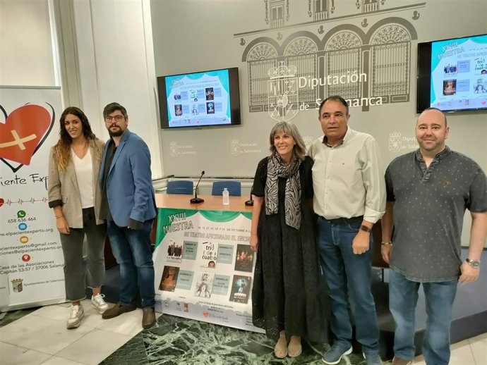 Responsables y colaboradores de la Muestra de Teatro Aficionado de El Encinar (Salamanca)