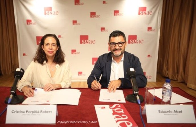 De izqda. A derecha: Cristina Perpiñá-Robert, directora general de SGAE, y Eduardo Abad, presidente de UPTA.