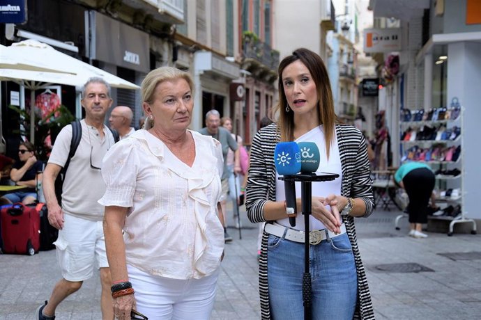 La portavoz del PP de Málaga, Elisa Pérez de Siles, ha mantenido un encuentro con representantes de comerciantes del centro histórico de Málaga para informarles sobre la ayuda de la Junta para paliar el sobrecoste energético.