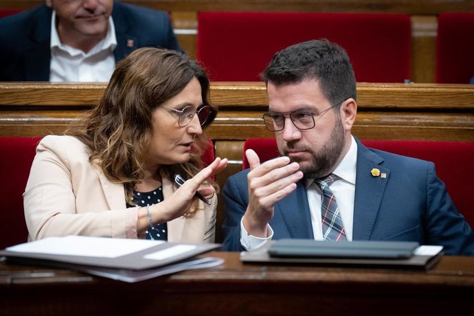 El presidente de la Generalitat de Catalunya, Pere Aragons, y la consellera de la Presidencia, Laura Vilagr, durante una sesión plenaria en el Parlament, a 4 de octubre de 2023, en Barcelona, Catalunya (España). 