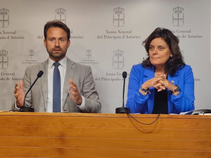 El portavoz adjunto del PP en la Junta General, Álvaro Queipo, y la diputada del PP Beatriz Polledo