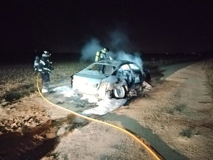Foto de los Bomberos de la Diputación de Valladolid del incendio sofocado este miércoles de un coche en Renedo de Esgueva