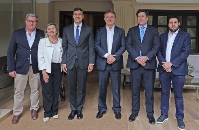 El presidente de Paraguay, Santiago Peña, se reúne con representantes de la cárnica brasileña JBS