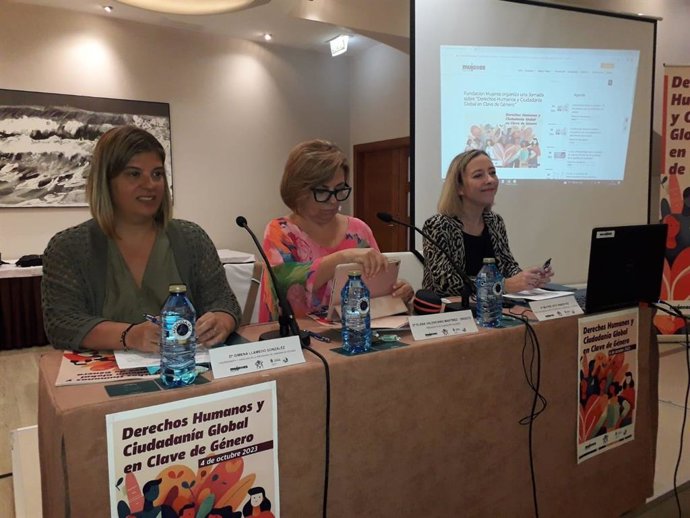 La vicepresidenta y consejera de la Presidencia, Reto Demográfico, Igualdad y Turismo, Gimena Llamedo; la presidenta de la Fundación Mujeres España, Elena Valenciano y la directora general de la Agencia Asturiana de Cooperación, Beatriz Coto.