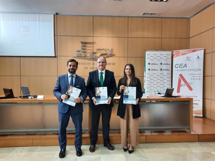 De izquierda a derecha: Manuel Alejandro Cardenete, catedrático de Economía de la Universidad Loyola; Luis Fernández-Palacios, secretario general de CEA; y M del Carmen Delgado, directora del Departamento de Economía de Universidad Loyola.