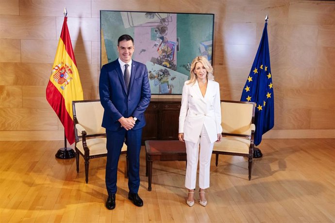 El secretario general del PSOE y presidente del Gobierno en funciones, Pedro Sánchez, y la ministra de Trabajo y Economía Social en funciones, Yolanda Díaz, posan a su llegada para reunirse en el Congreso de los Diputados.