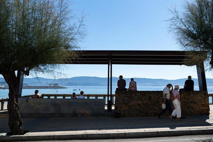 Varias personas observan la playa Silgar, a 30 de septiembre de 2023, en Sanxenxo, Pontevedra, Galicia (España). Septiembre dará paso a un octubre inmerso en un episodio de calor, con un veranillo de San Miguel, al coincidir con dicha festividad, las te