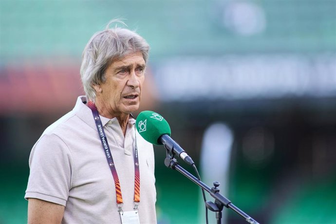 Archivo - El técnico del Real Betis, Manuel Pellegrini, atiende a los medios de comunicación.