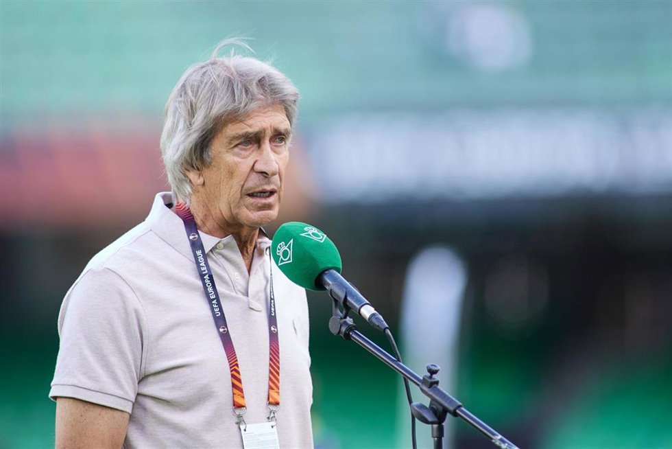 Archivo - El técnico del Real Betis, Manuel Pellegrini, atiende a los medios de comunicación.