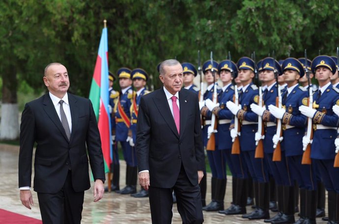 El presidente de Turquía, Recep Tayyip Erdogan, recibe al presidente de Azerbaiyán, Ilham Aliyev