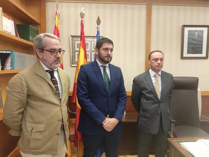 El decano del Colegio de Procuradores de Zaragoza, Pablo Marín, el vicepresidente primero del Gobierno de Aragón, Alejandro Nolasco, y el decano del Colegio de Abogados de Zaragoza, Antonio Morán.