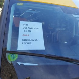 Autobús del TIB con un folio en el que se indica que el destino es la 'Colonia de San Pedro', en castellano, hecho que ha censurado MÉS.