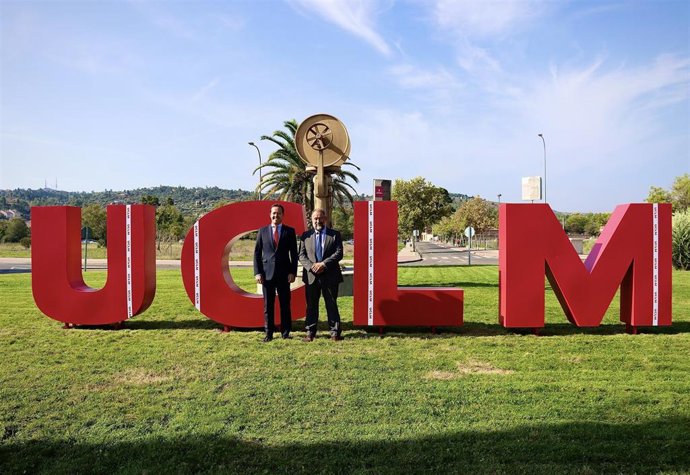El alcalde de Toledo, Carlos Velázquez, y el rector de la UCLM, Julián Garde