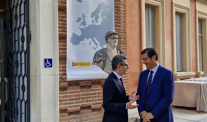 El vicepresidente segundo, José Manuel Caballero, con el ministro de la Presidencia, Relaciones con las Cortes y Memoria Democrática, Félix Bolaños.