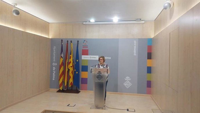 La regidora de Hacienda, Función Pública y Gobierno Interior del Ayuntamiento de Palma, Mercedes Celeste, en una rueda de prensa.