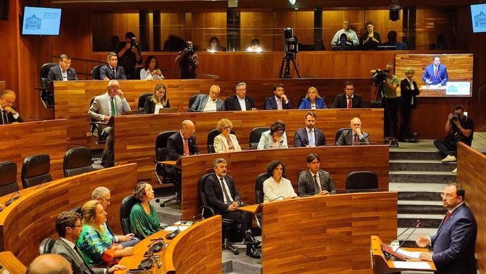 Archivo - Imagen de archivo de la bancada del Grupo Parlamentario Popular en la Junta General del Principado de Asturias durante una intervención del presidente socialista Adrián Barbón.