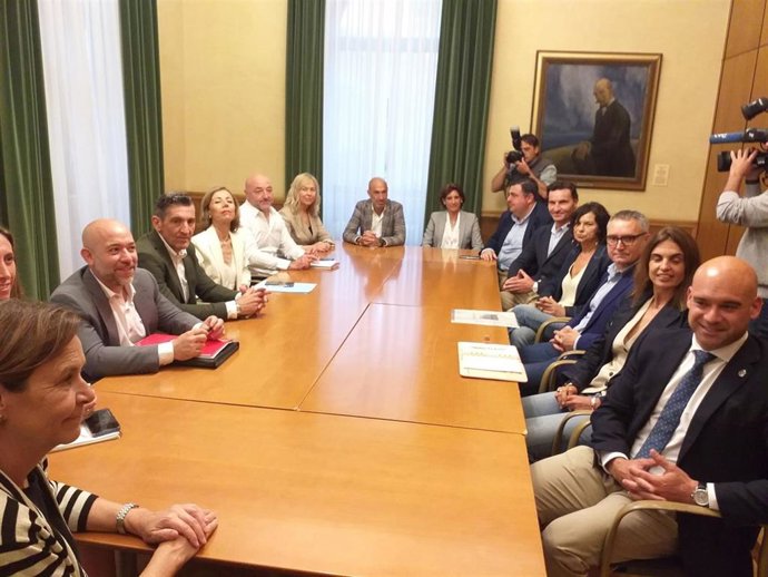 Archivo - Carmen Moriyón, alcaldesa de Gijón, preside la primera reunión del Gobierno tripartito. (Archivo)
