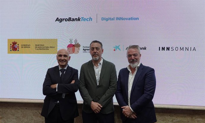 De izquierda a derecha, Jaime Campos, director de AgroBank, José Ángel González, agritech general manager de Innsomnia y Carlos Seara, director de Red AgroBank.
