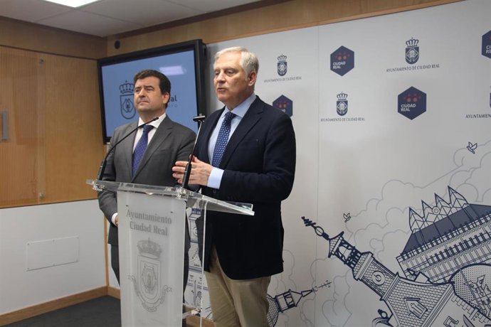 El alcalde de Ciudad Real, Francisco Cañizares, y el primer teniente de alcalde, Ricardo Chamorro
