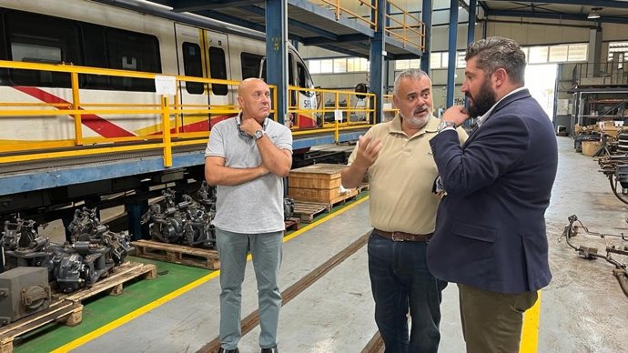 El alcalde de Marratxí, Jaume Llompart, el gerente de SFM, José Ramón Orta; y regidor de movilidad, Juan Pizarro.