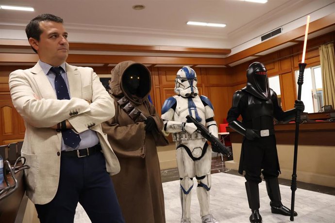 El alcalde, José María Bellido (primero a la izquierda), en la presentación del Desfile de Star Wars en Córdoba, 'Training Day', un evento internacional con más de 700 personas.