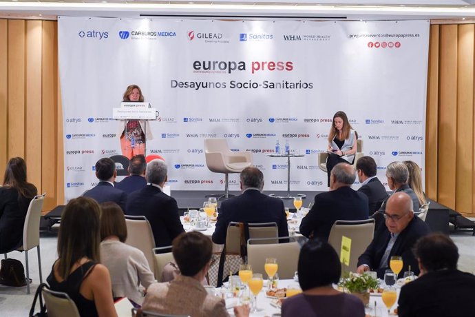 La consejera de Sanidad del País Vasco, Gotzone Sagardui , y la directora de desarrollo de Negocio y RRII, Candelas Martín de Cabiedes durante un desayuno sociosanitario en Madrid.