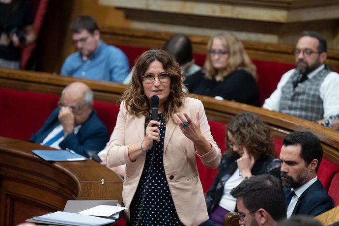 La consellera de la Presidencia, Laura Vilagr, interviene durante una sesión plenaria en el Parlament, a 4 de octubre de 2023.