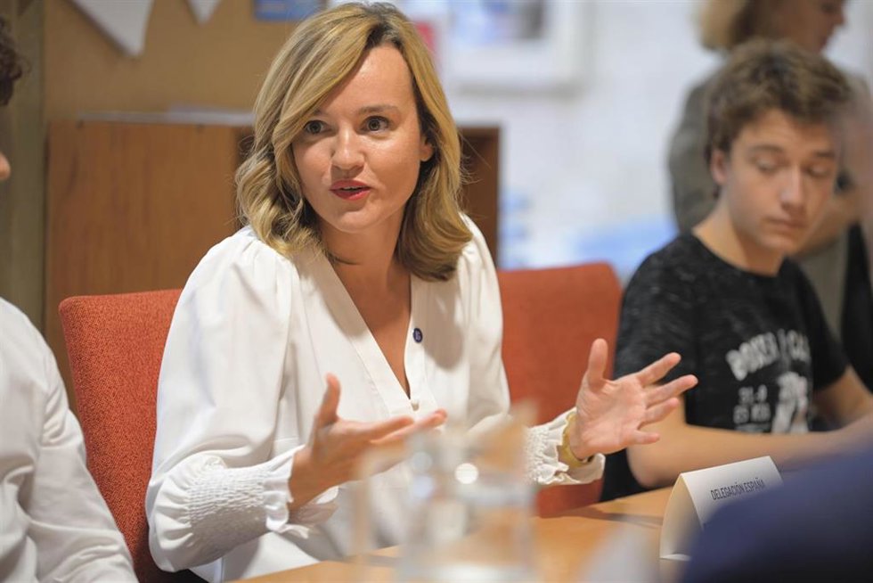 La ministra de Educación y Formación Profesional en funciones, Pilar Alegría, durante un encuentro informal entre ministros de la UE y alumnos del IES Miguel Catalán.
