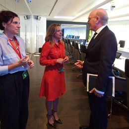 La presidenta del Cabildo de Tenerife, Rosa Dávila (c), el consejero ejecutivo y director general de Aeropuertos de Aena, Javier Marín (d), y la directora insular de Planificación Territorial y Patrimonio Histórico, Isabel de Esteban (i).