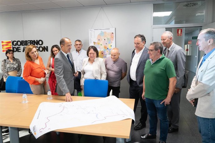 El consejero de Sanidad, José Luis Bancalero, con los alcaldes de los municipios afectados por el brote de gastroenteritis.