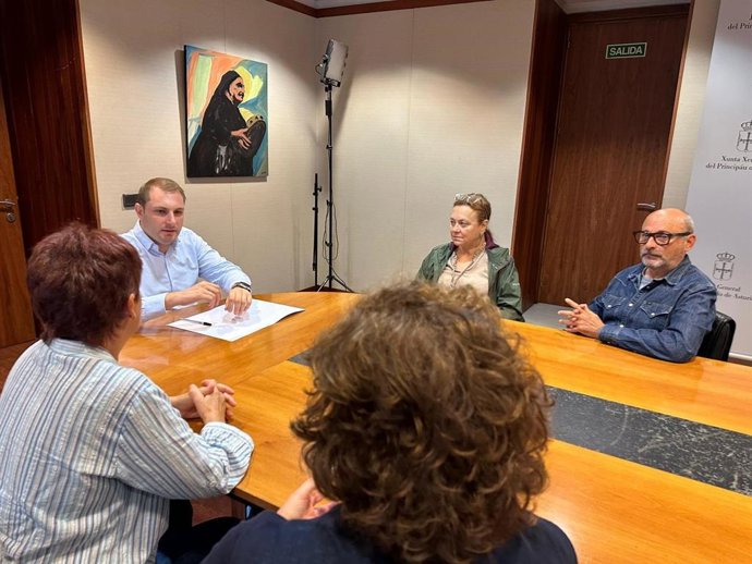 El diputado de Foro, Adrián Pumares, se reúne con representantes de profesores ténicos interinos de FP