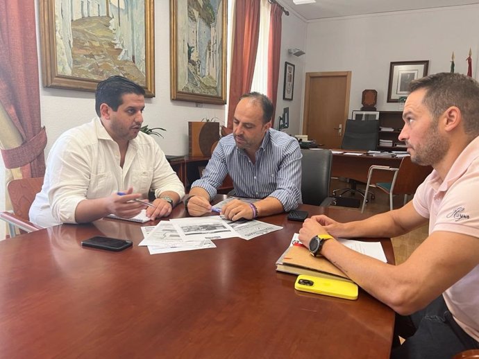 El delegado territorial de Turismo Cultura y Deporte de la Junta de Andalucía en Cádiz, Jorge Vázquez, en una visita al Ayuntamiento de Ubrique.