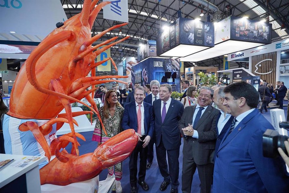 El ministero de Agricultura, Pesca y Alimentación, Lui Planas, visita Conxemar, junto al alcalde de Vigo, Abel Caballero, y otras autoridades.