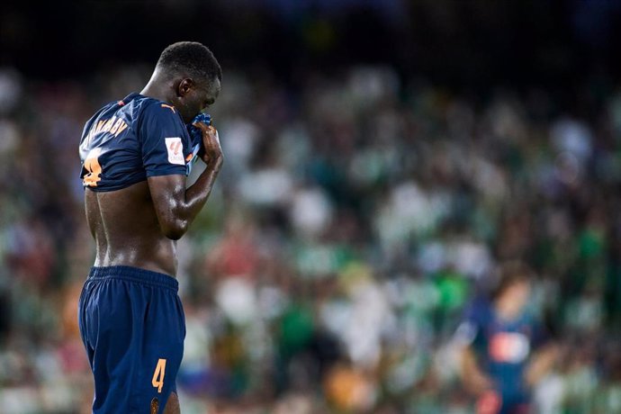 El central del Valencia Mouctar Diakhaby, ante el Real Betis.