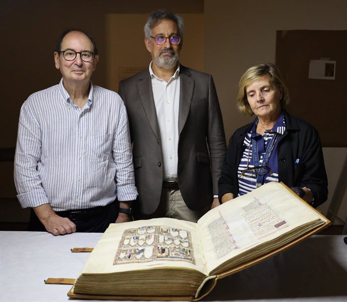 De izquiera a derecha, el responsable de la Real Biblioteca, José Luis del Valle, el comisario de la exposición, Joan Molina, y la conservadora del Prado, M Eugenia Sicilia.