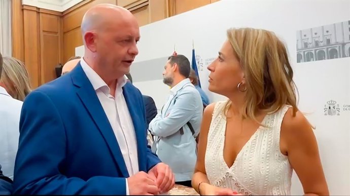 Archivo - El alcalde de Dos Hermanas (Sevilla), Francisco Rodríguez, y la ministra de Transportes, Raquel Sánchez.