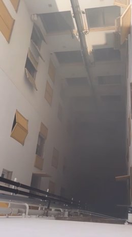 El humo ascendiendo por el patio interior de la finca, en un incendio en un edificio en la avenida Argentina de Palma.