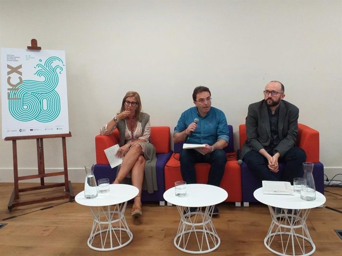 Archivo - Alejandro Díaz Castaño (dcha), director del Festival Internacional de Cine de Gijón, durante la presentación de la 60 edición del certamen en 2022.